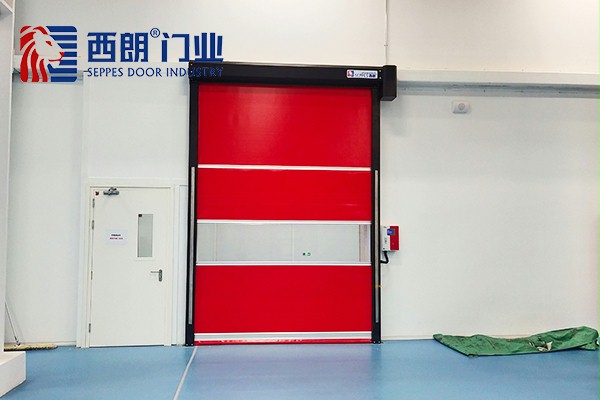 精密电子产品生产车间里的快速门